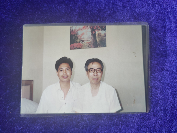 W020220526045775245545.jpg 师生合影(左:卢向阳 右:罗泽民)_副本.jpg