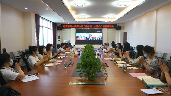 支教座谈会现场图_副本.jpg
