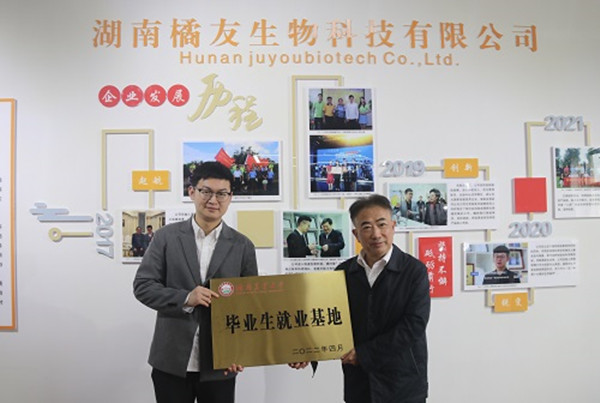 曹福祥向莫博程授予匾牌_副本.jpg