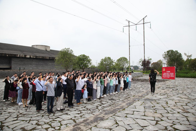 W020220531001695415766.jpg 段美娟带领全体党员同志宣誓_副本.jpg