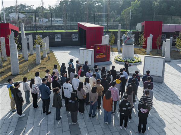参观陈树湘烈士纪念广场，缅怀革命先烈。_副本.jpg