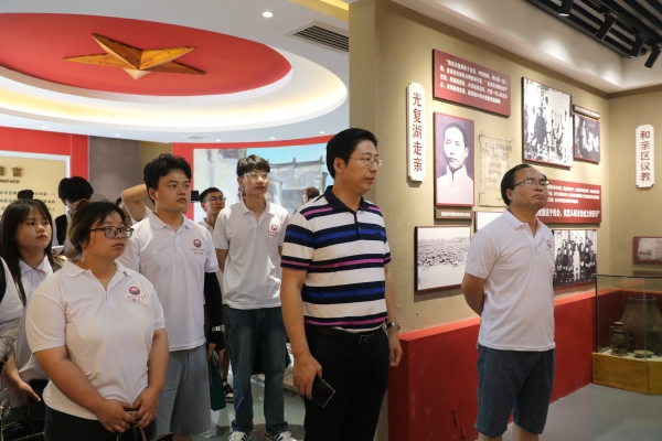 参观红色纪念馆_副本.jpg
