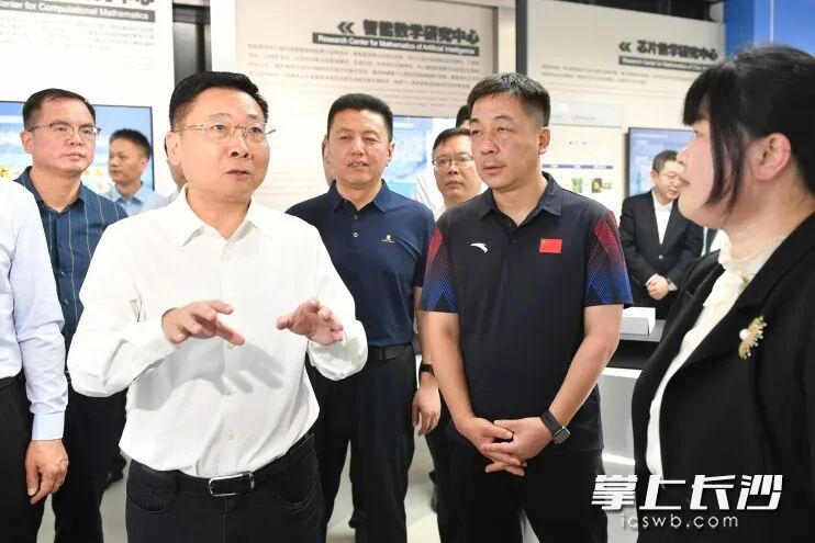 陈博彰在开元国际数学研究院调研。